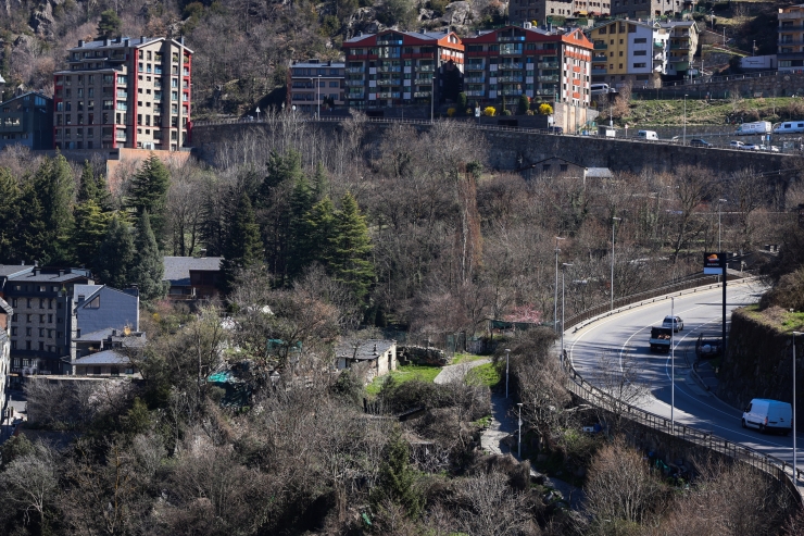 lL parcel·la Hort de l’Obac Casa Peret de la Molinera, situada sobre l’Espai Caldes.